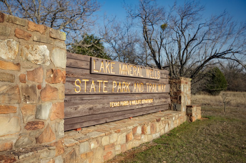 Lake Mineral Wells state park sign
