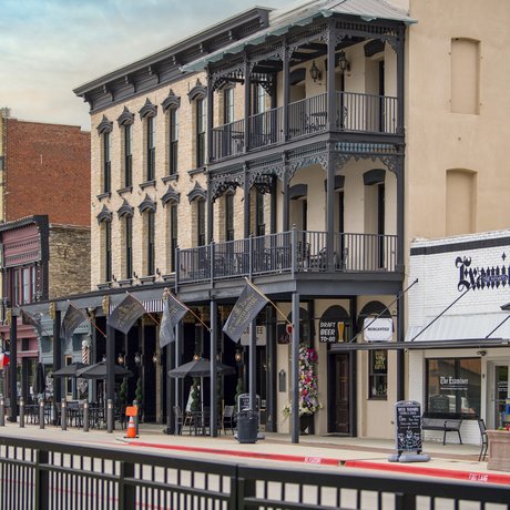 A street view of downtown Navasota, Texas, including the Navasota Examiner building