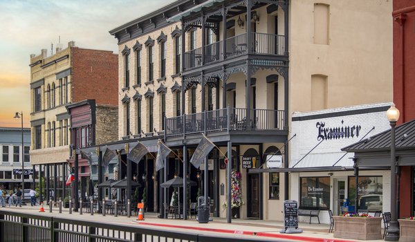A street view of downtown Navasota, Texas, including the Navasota Examiner building