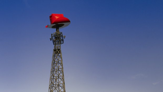 A replica of the Eiffel Tower with a red cowboy hat on top