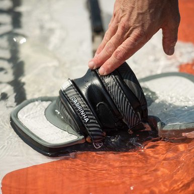 Foot binding to attache a person to a kiteboard.