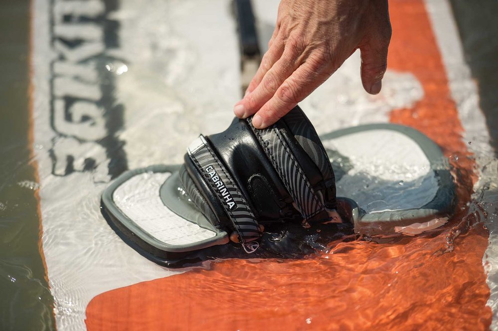 Foot binding to attache a person to a kiteboard.