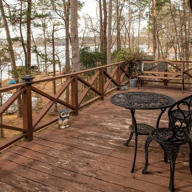 Horseshoe Inn Bed and Breakfas patio with a view of the lake.
