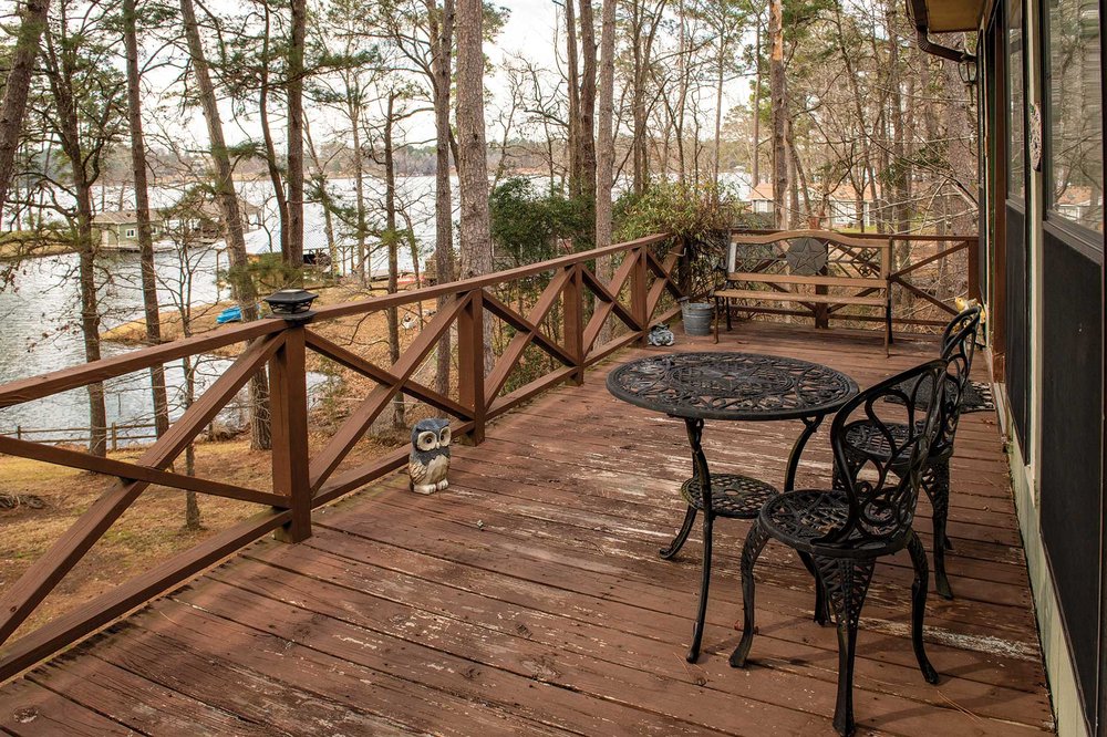 Horseshoe Inn Bed and Breakfas patio with a view of the lake.