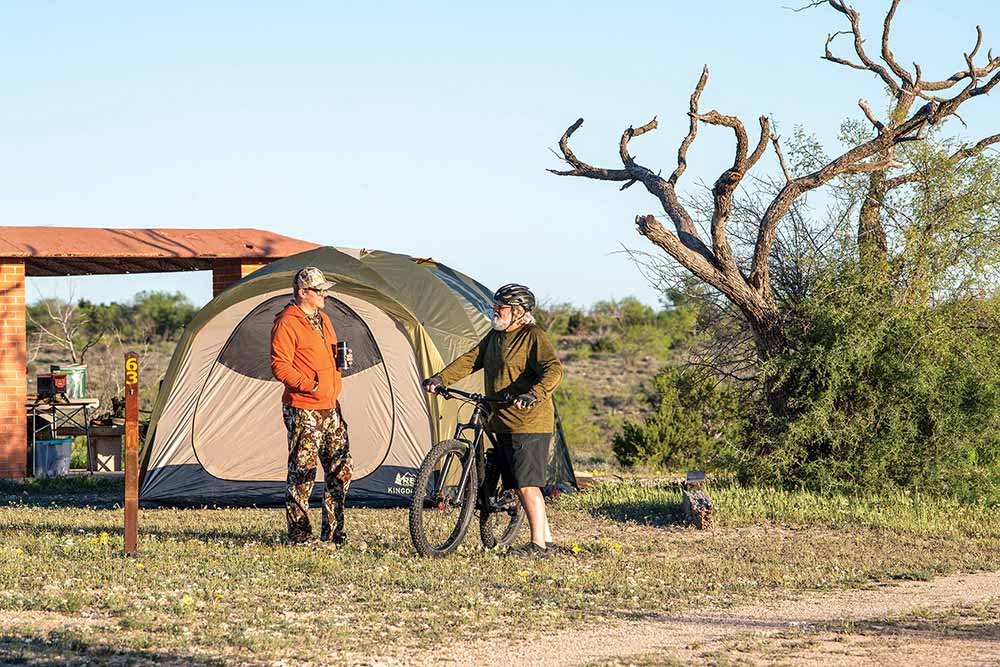 camper-biker-talking