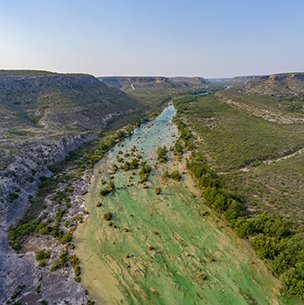 Paneramic picture of the devils river with green and blue water