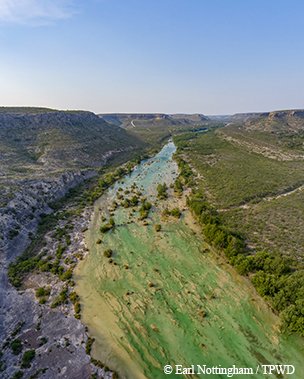 Paneramic picture of the devils river with green and blue water