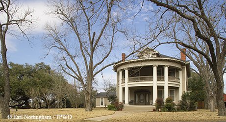 smithville hope floats house with big curving balcony