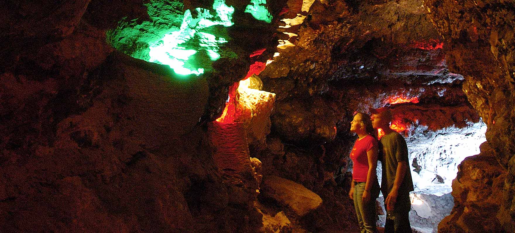 couple touring Longhorn cavern